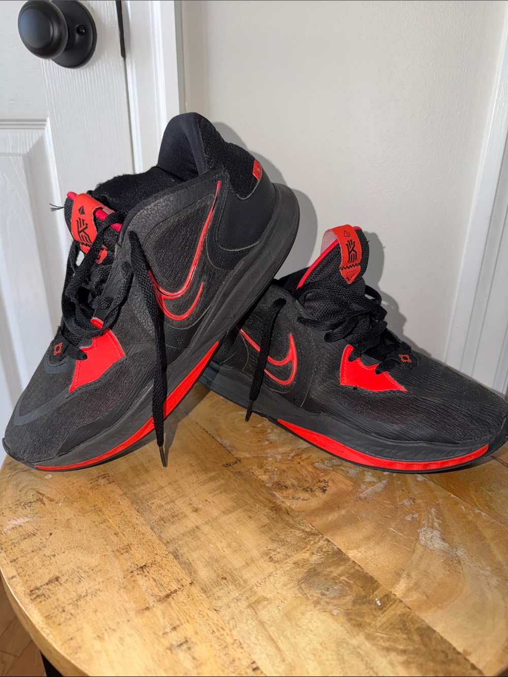 Nike Mens Kyrie Low 5’s Black and Bright Crimson Basketball Sneakers
